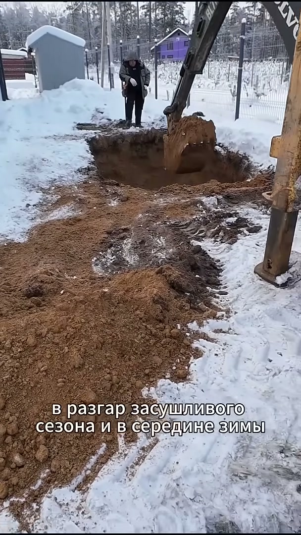 Бетонная плита и котлован для газгольдера зимой