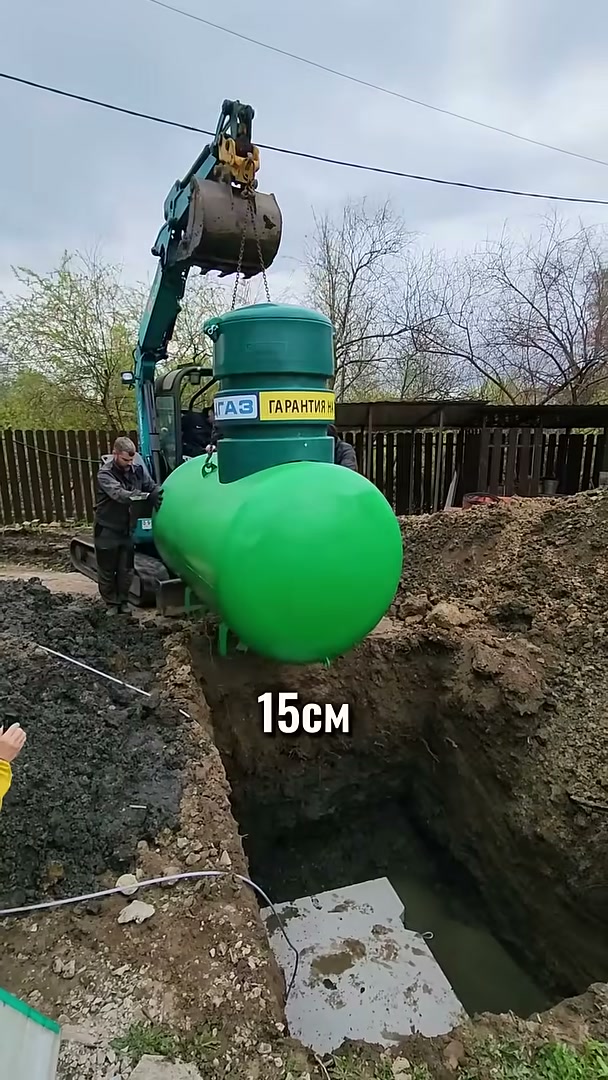 Опускание газгольдера в подготовленный котлован